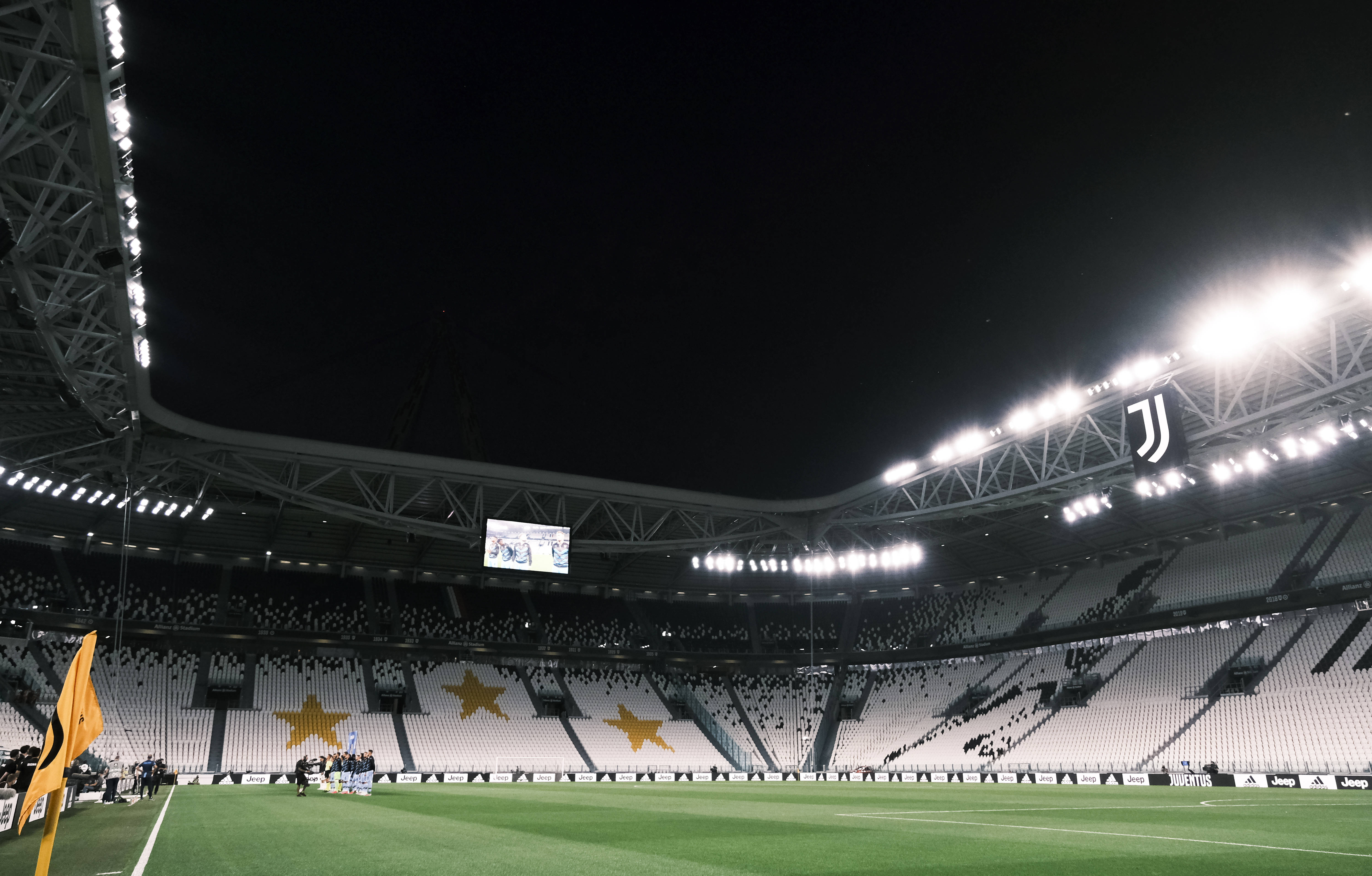 而是在场边 而是在场边